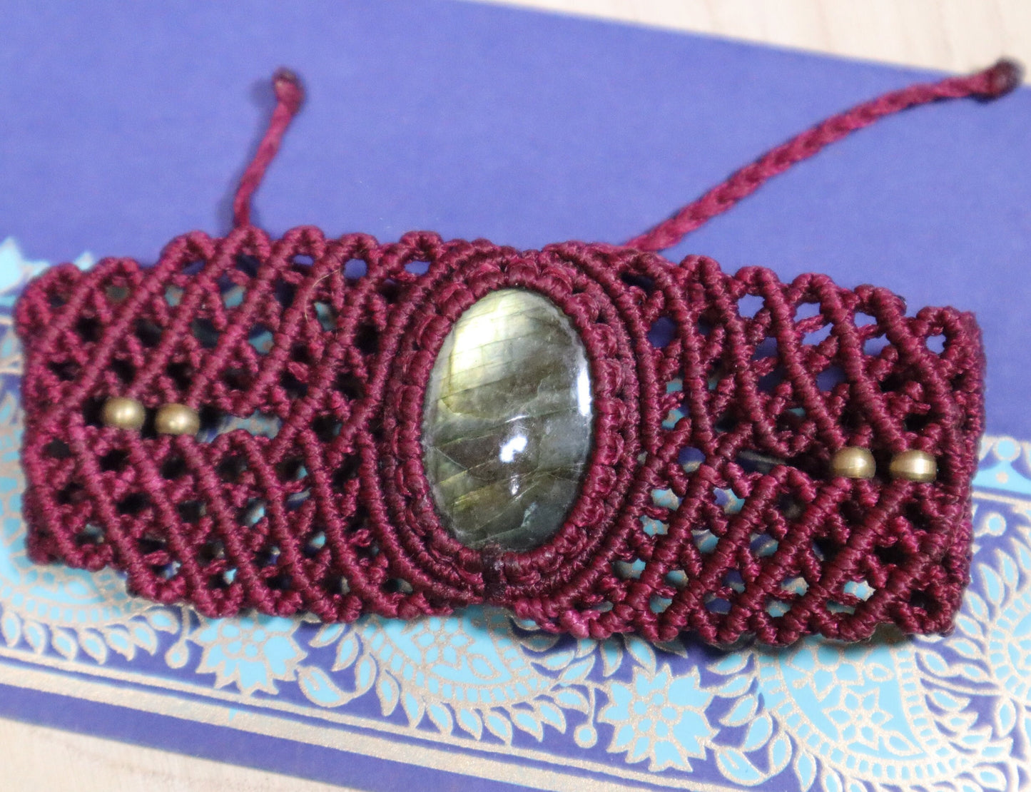 Dunkelrotes Macramee Armband