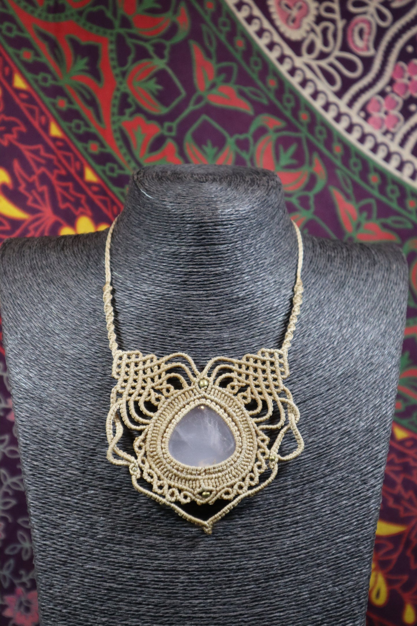 Beiges Makramee Collier mit Rosenquarz