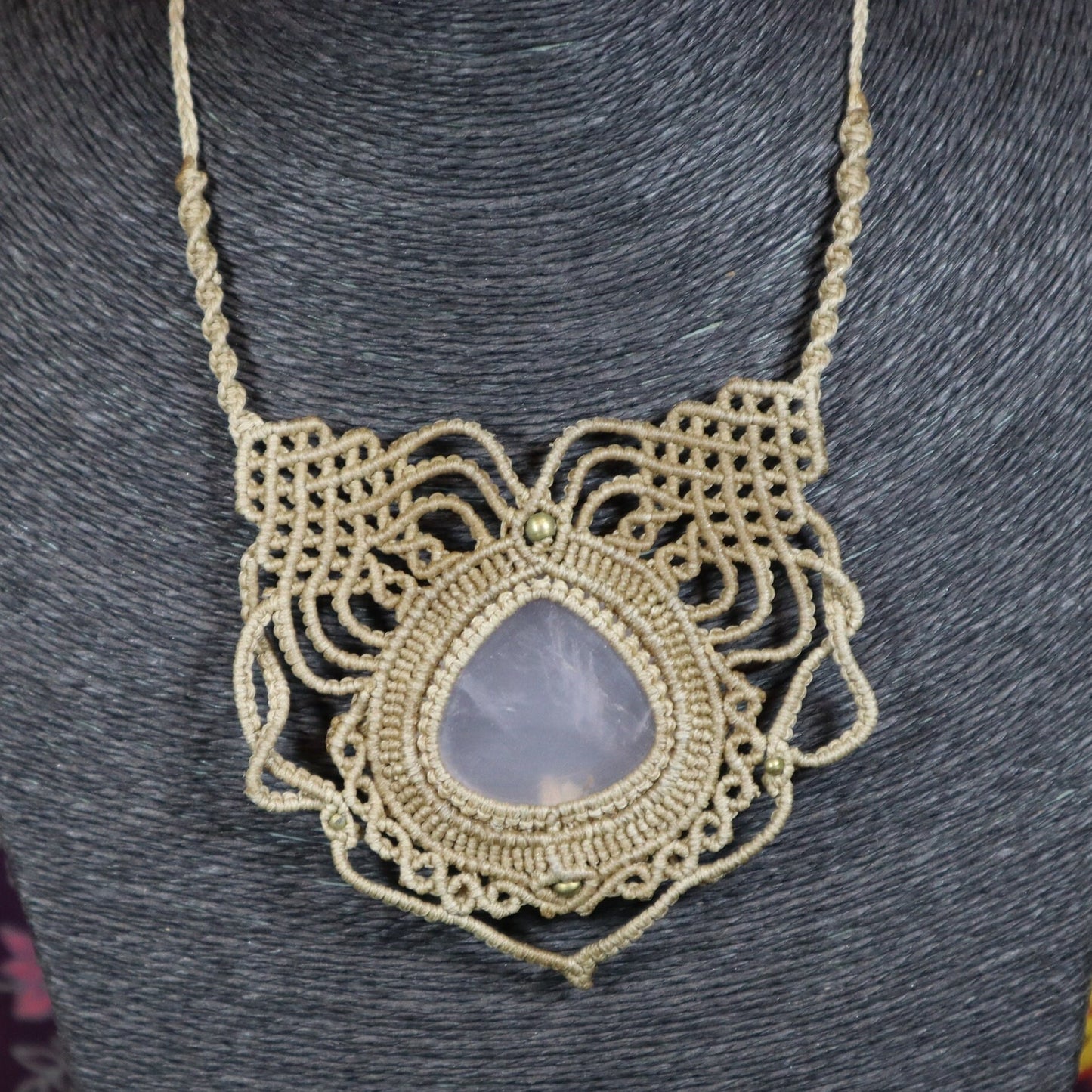 Beiges Makramee Collier mit Rosenquarz