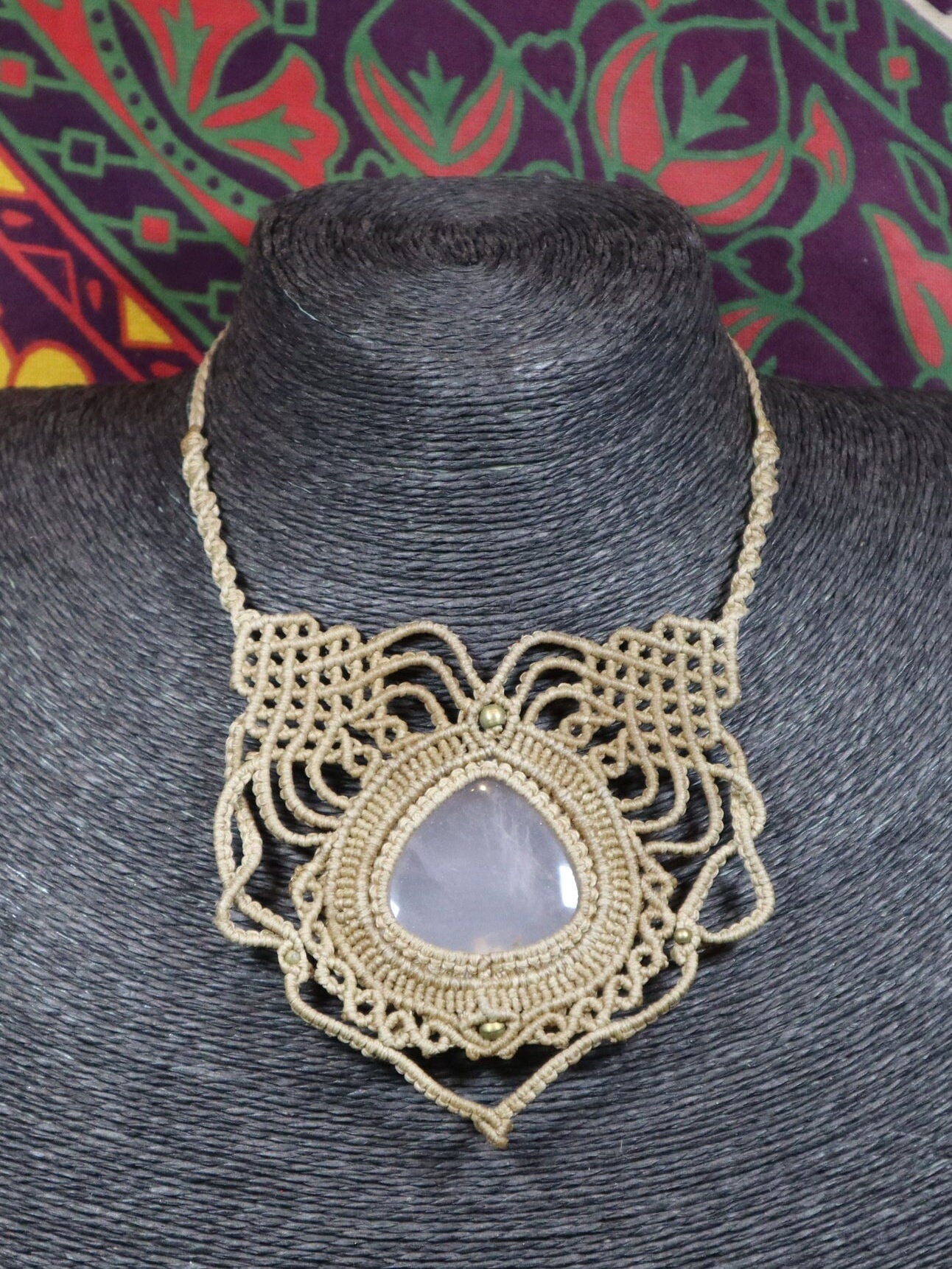 Beiges Makramee Collier mit Rosenquarz