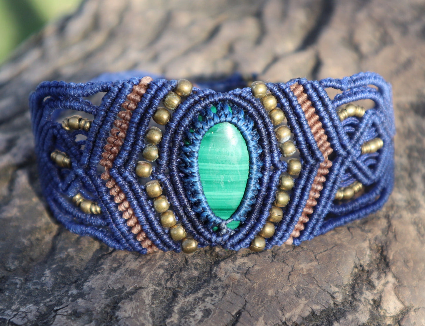 Armband aus handgeknüpftem Macramee mit Malachite oder Dalmatinerjaspis