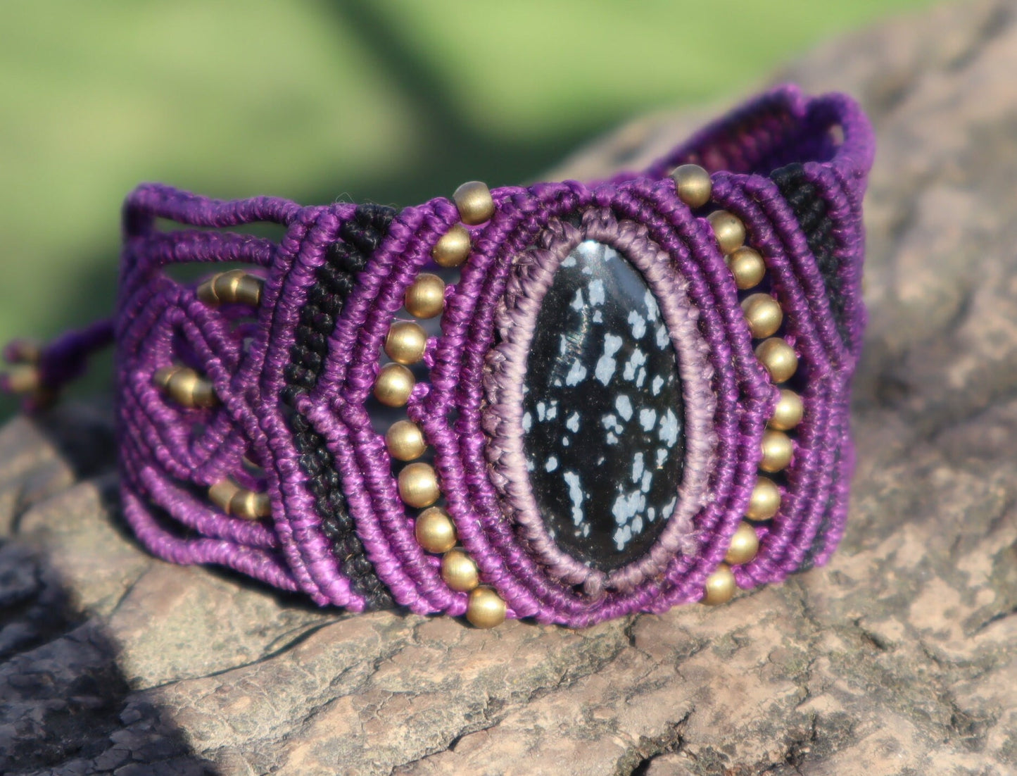 Armband aus handgeknüpftem Macramee mit Malachite oder Dalmatinerjaspis