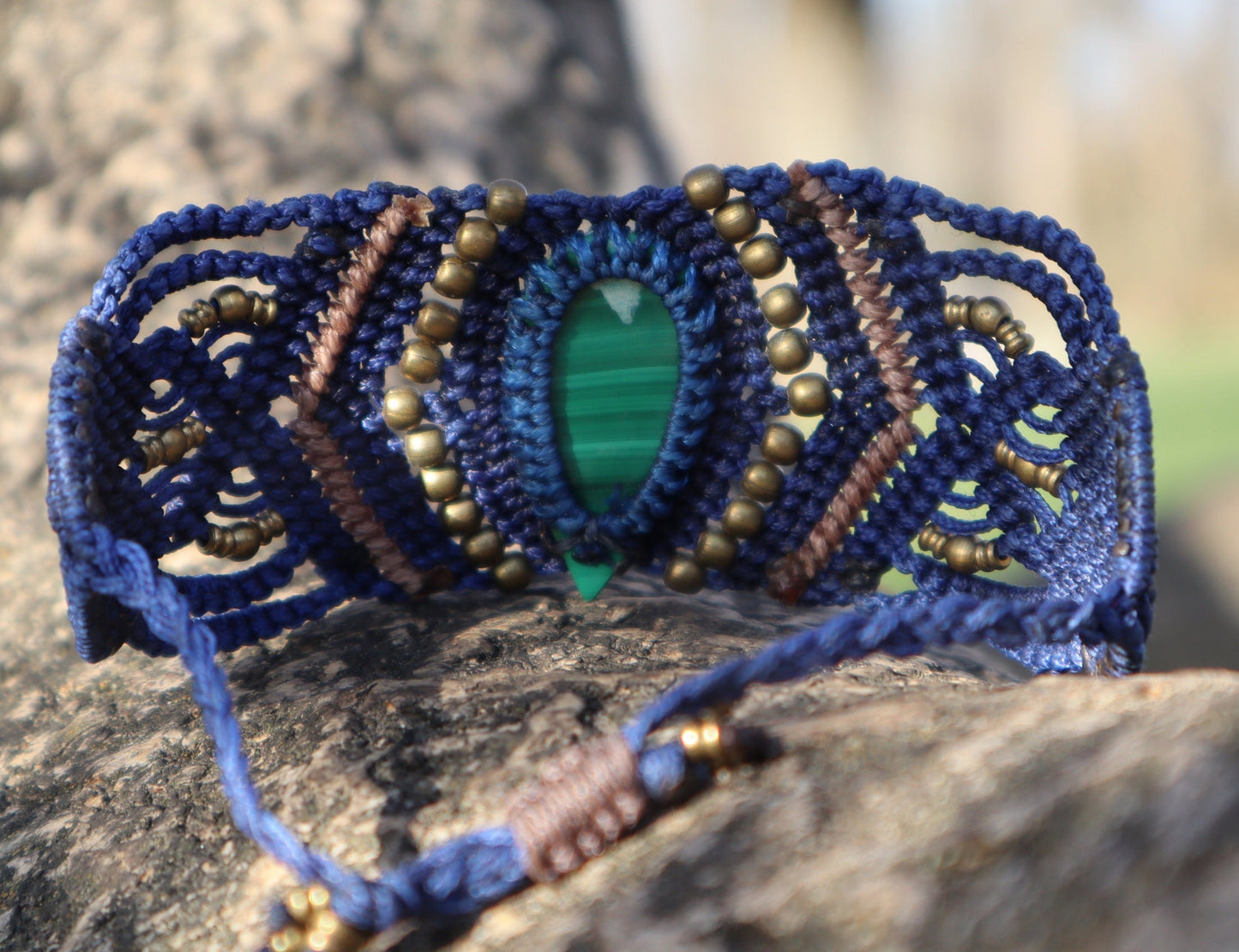 Armband aus handgeknüpftem Macramee mit Malachite oder Dalmatinerjaspis