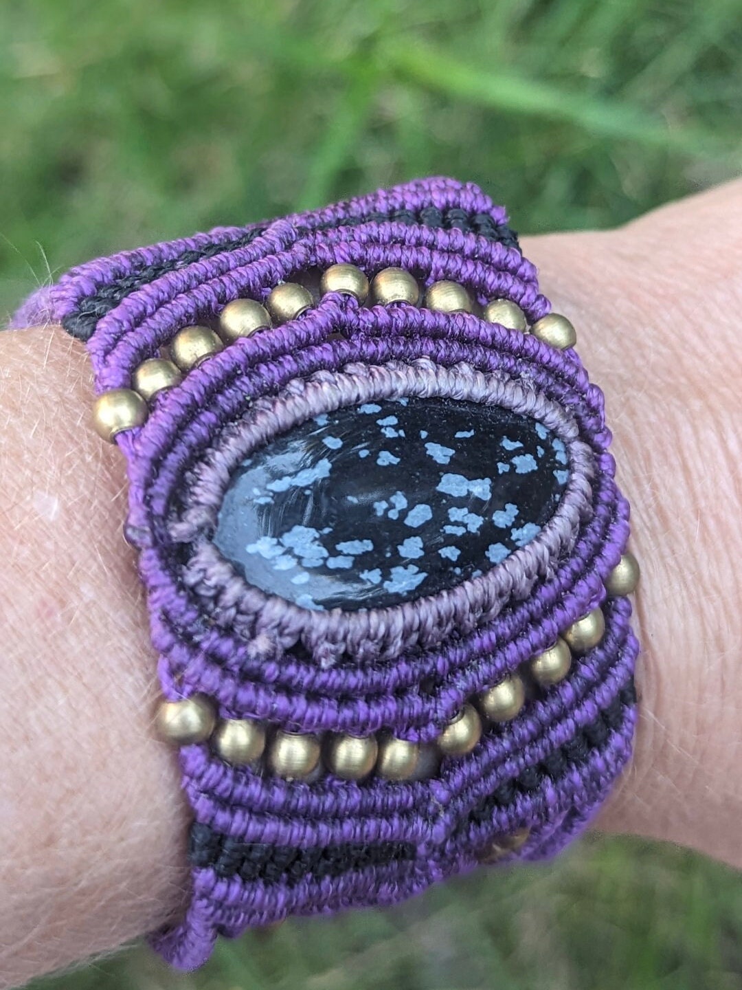 Armband aus handgeknüpftem Macramee mit Malachite oder Dalmatinerjaspis