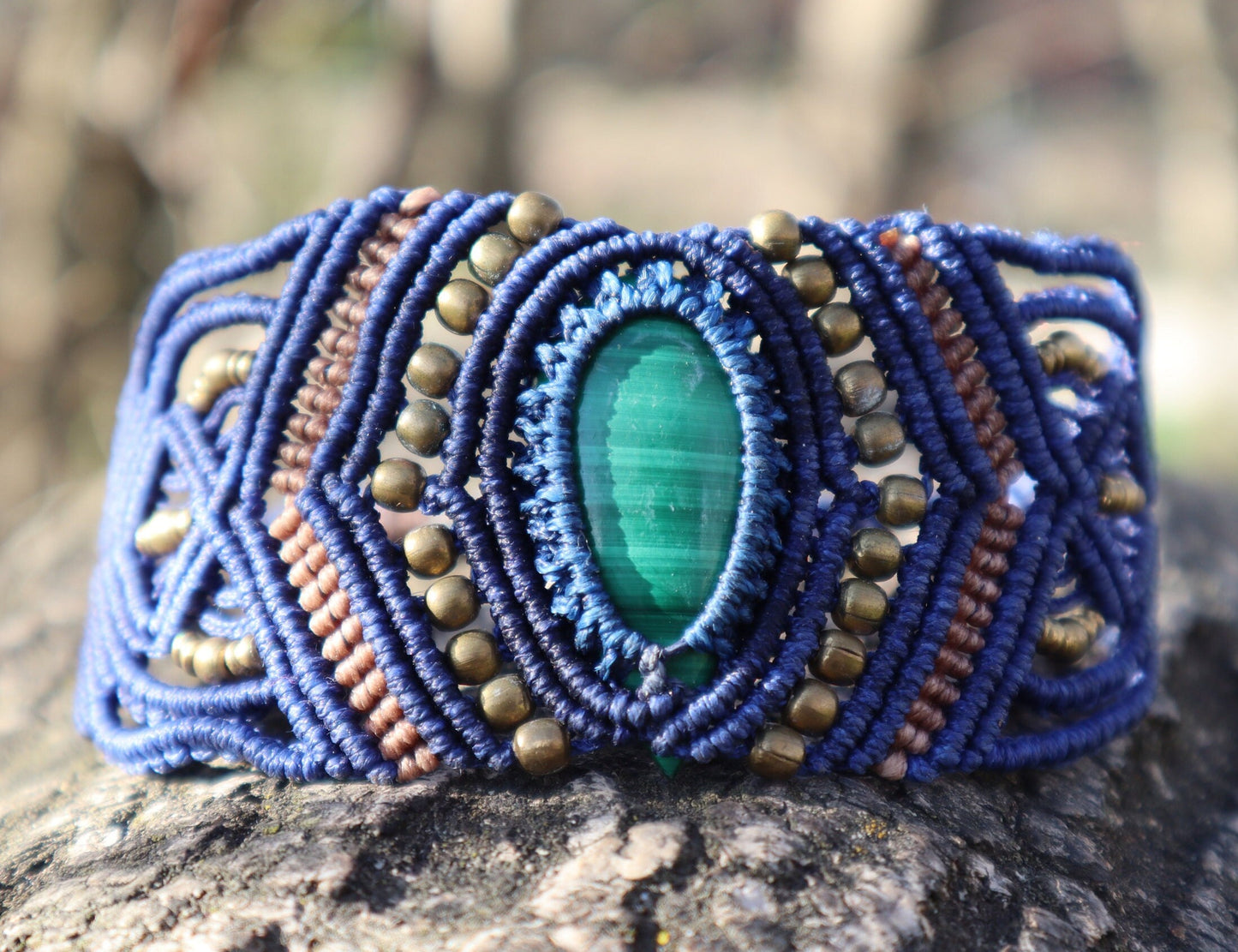 Armband aus handgeknüpftem Macramee mit Malachite oder Dalmatinerjaspis