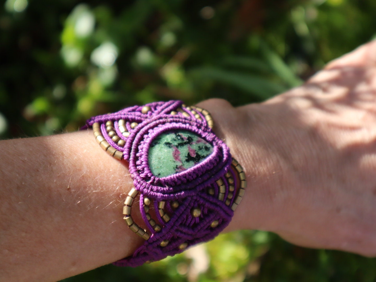 Lila Armband aus handgeknüpftem