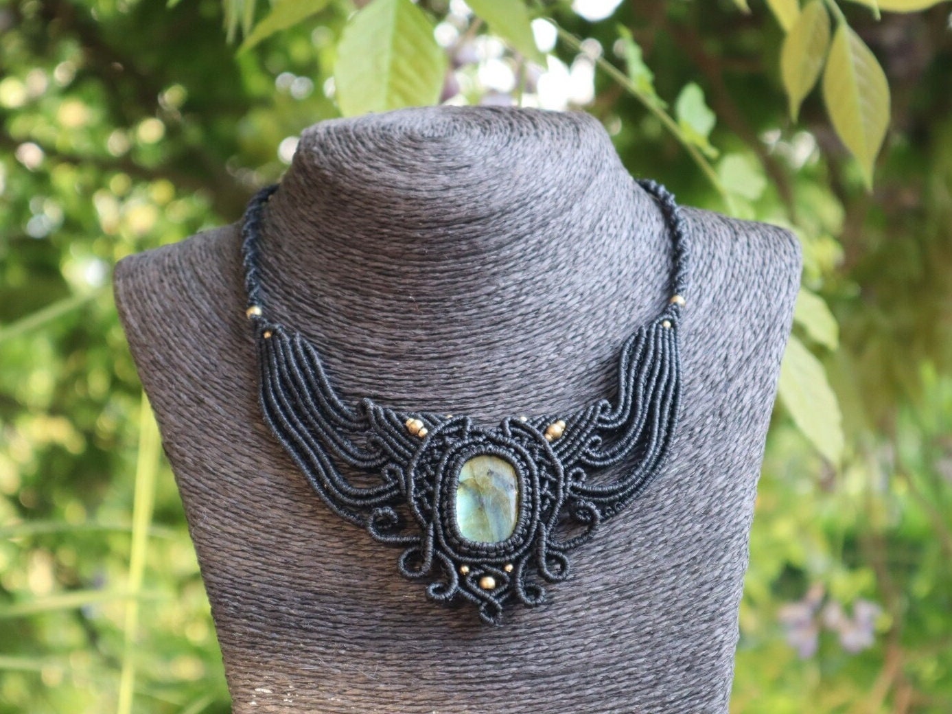 Schwarzes Makramee Collier mit Labradorit