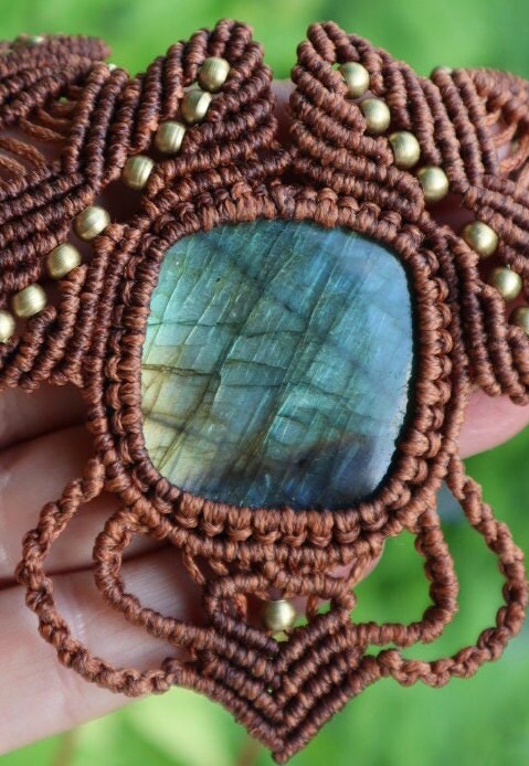 Hellbraunes Makramee Collier mit Labradorit