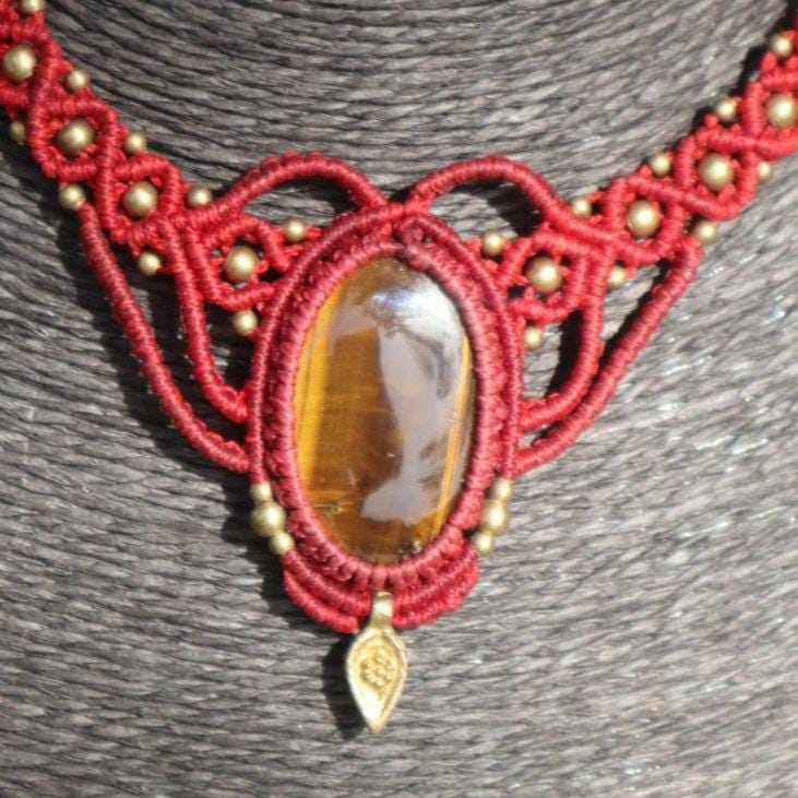 Rote Makramee Kette mit Tigerauge