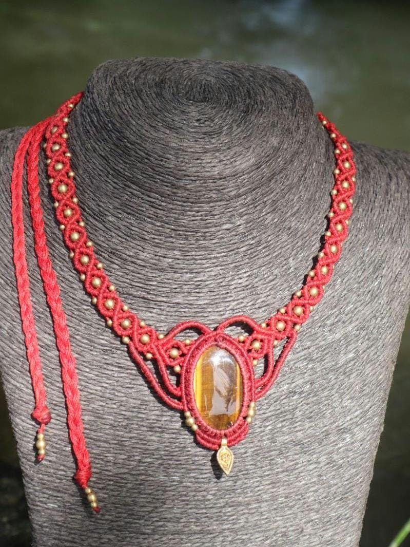 Rote Makramee Kette mit Tigerauge