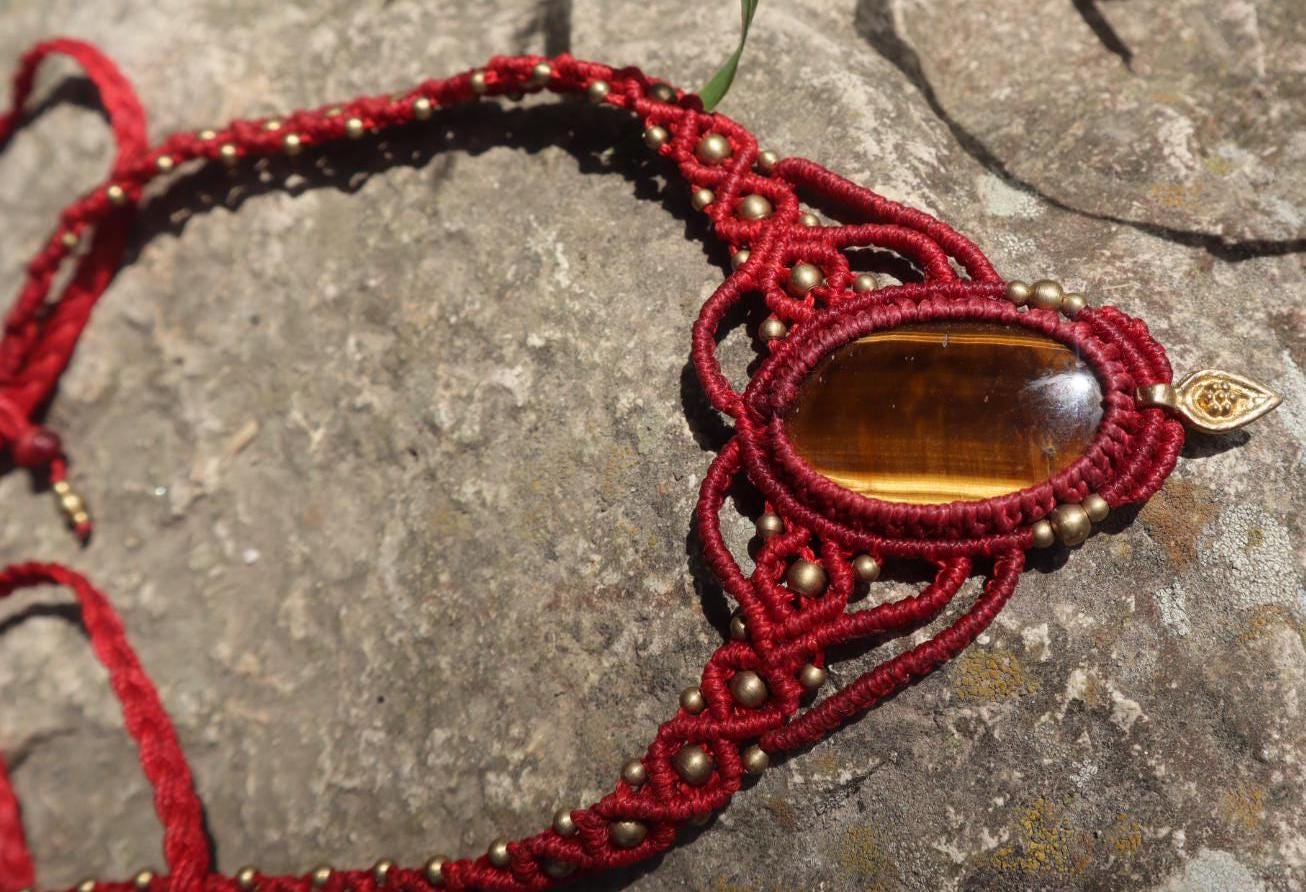Rote Makramee Kette mit Tigerauge