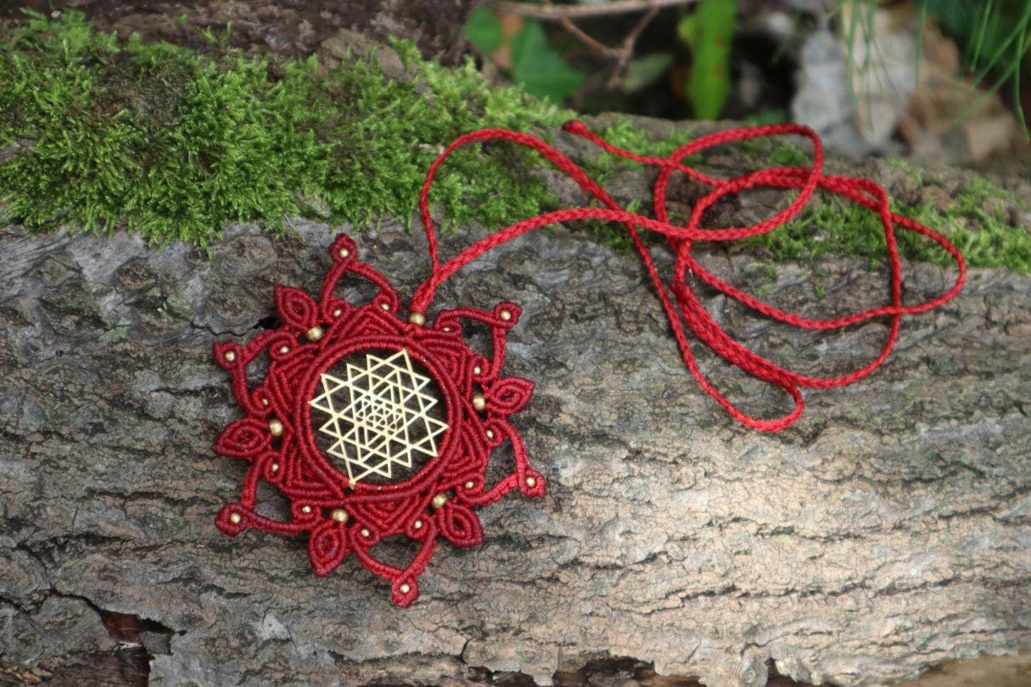 Sri Yantra Mandala Anhänger, Sri Yantra Halskette Makramee, Macrame Halskette, Heilige Geometrie, Devi, Göttin, Tantra, Mandalakette