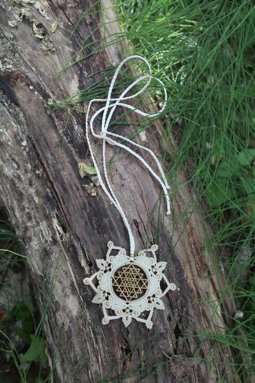 Sri Yantra Mandala Anhänger, Sri Yantra Halskette Makramee, Macrame Halskette, Heilige Geometrie, Devi, Göttin, Tantra, Mandalakette