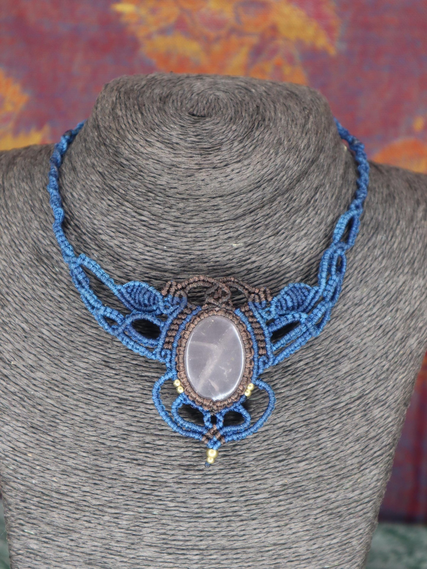 Makramee Collier mit Rosenquarz, blau mit braun