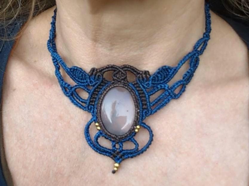 Makramee Collier mit Rosenquarz, blau mit braun
