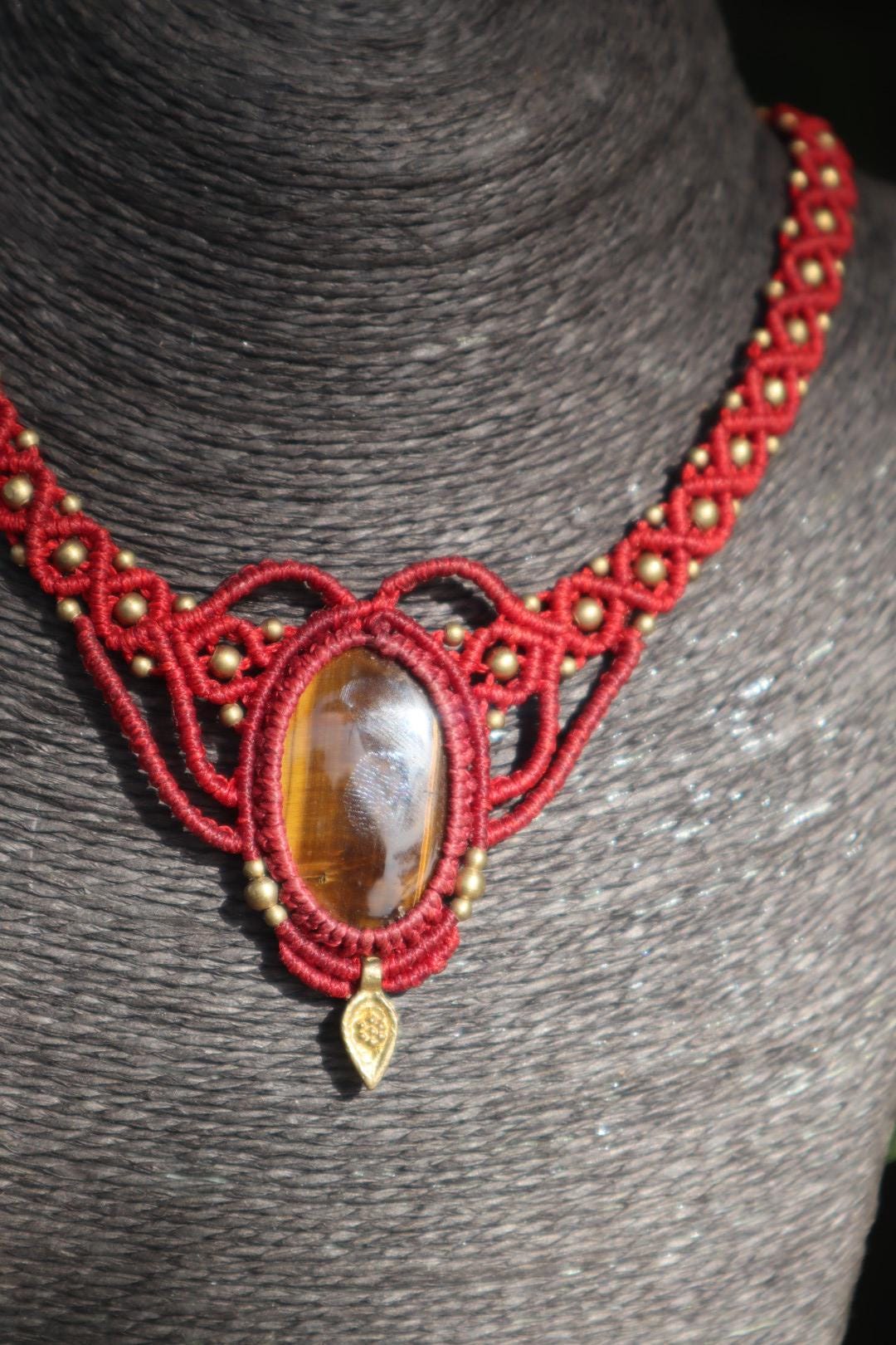 Rote Makramee Kette mit Tigerauge