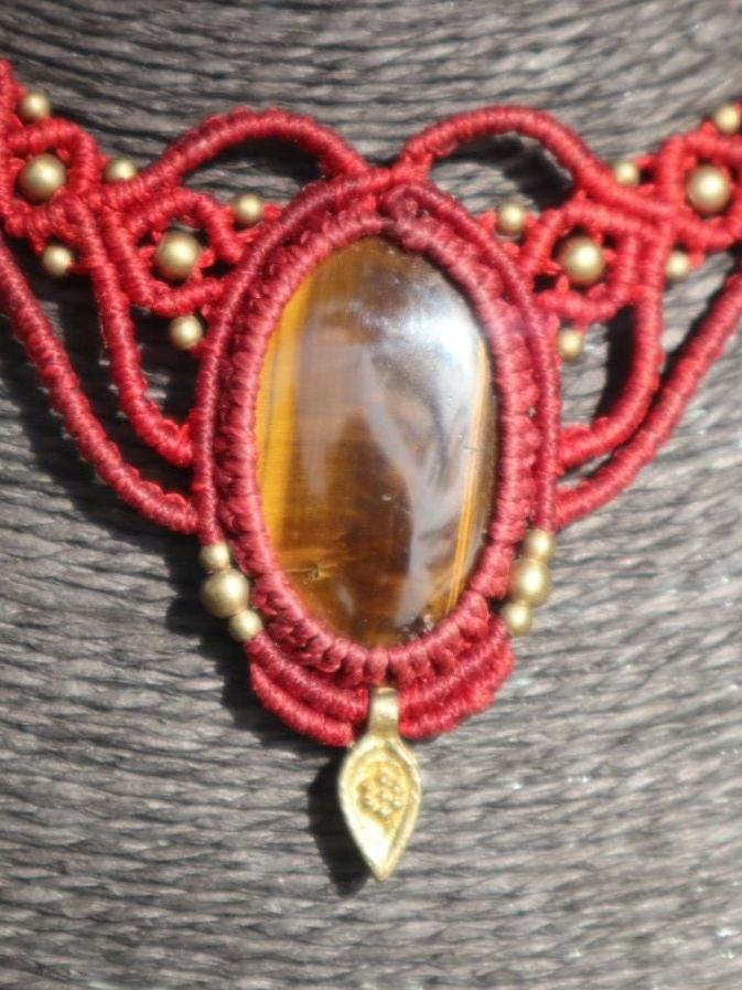 Rote Makramee Kette mit Tigerauge
