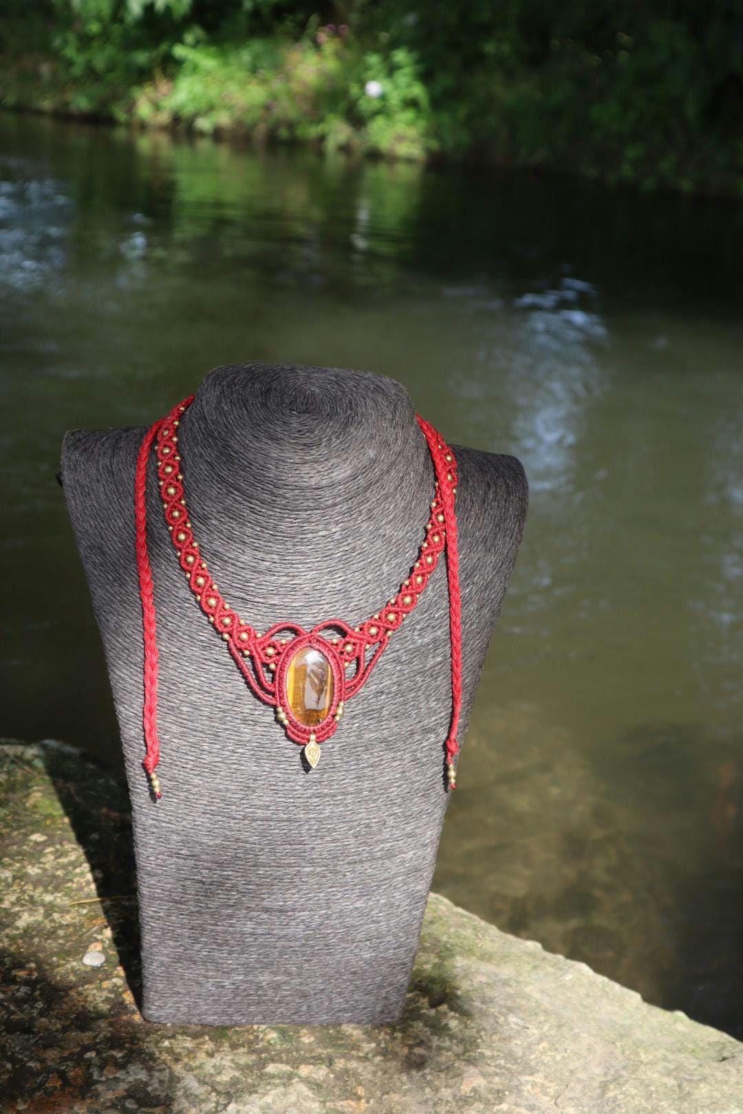 Rote Makramee Kette mit Tigerauge