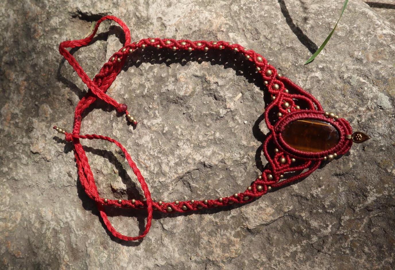 Rote Makramee Kette mit Tigerauge