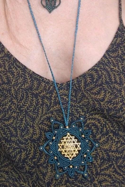 Sri Yantra Mandala Anhänger, Sri Yantra Halskette Makramee, Macrame Halskette, Heilige Geometrie, Devi, Göttin, Tantra, Mandalakette