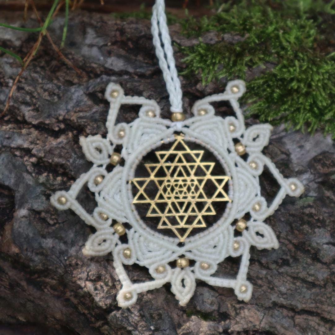 Sri Yantra Mandala Anhänger, Sri Yantra Halskette Makramee, Macrame Halskette, Heilige Geometrie, Devi, Göttin, Tantra, Mandalakette