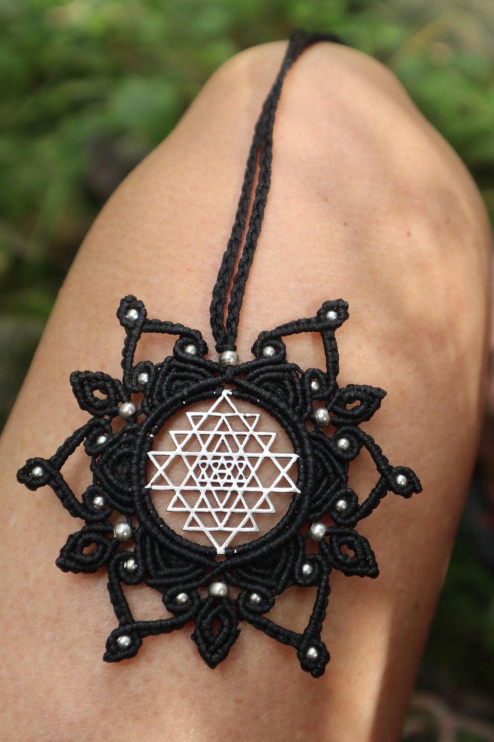 Sri Yantra Mandala Anhänger, Sri Yantra Halskette Makramee, Macrame Halskette, Heilige Geometrie, Devi, Göttin, Tantra, Mandalakette