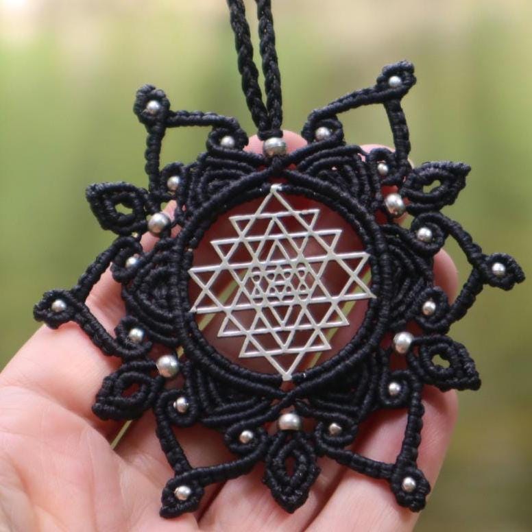 Sri Yantra Mandala Anhänger, Sri Yantra Halskette Makramee, Macrame Halskette, Heilige Geometrie, Devi, Göttin, Tantra, Mandalakette