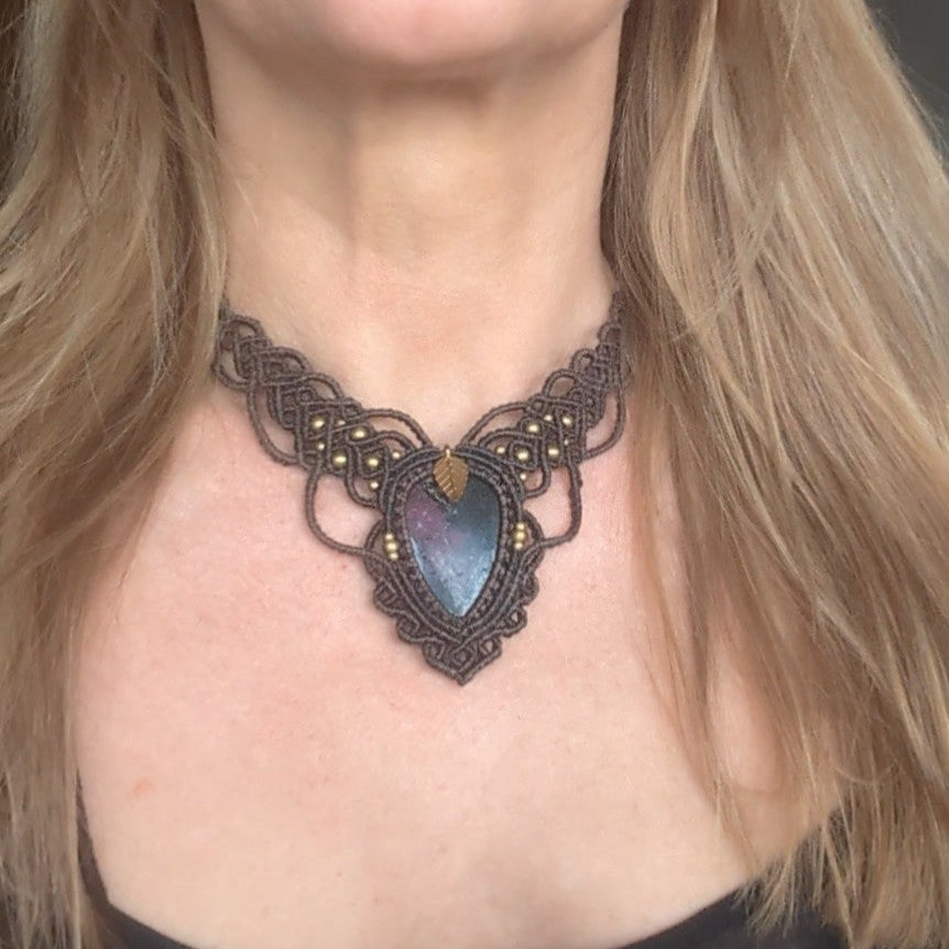 Dunkelbraunes Makramee Collier mit Rubinzoisite