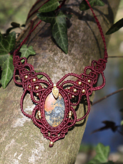 Bordeauxfarbenes Makramee Collier mit Rhodonit