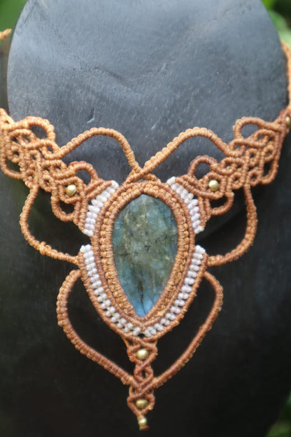 Beiges Makramee Collier mit Labradorit