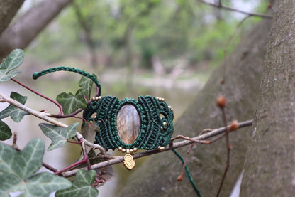 Grünes mit Macramee Armband eingefasstem Labradorit