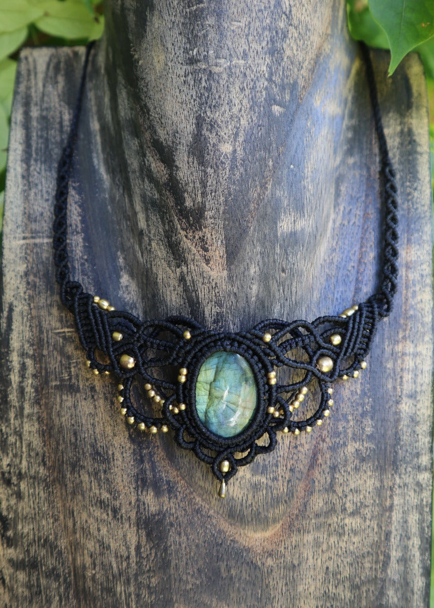 The Forest Queen   schwarzes Collier mit Labradorit