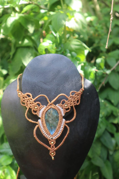 Beiges Makramee Collier mit Labradorit