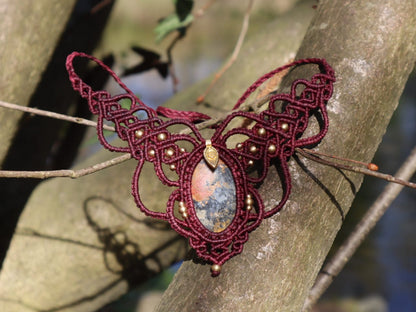 Bordeauxfarbenes Makramee Collier mit Rhodonit