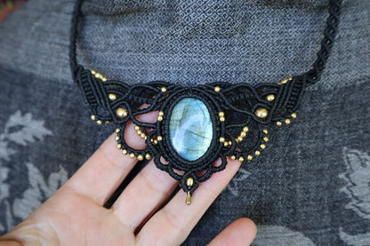 The Forest Queen   schwarzes Collier mit Labradorit