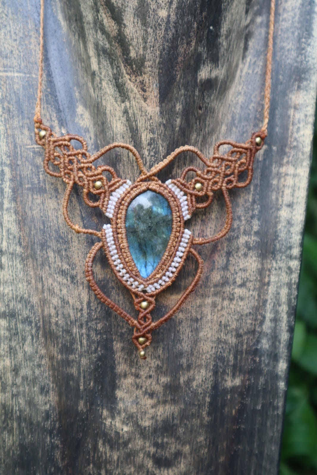 Beiges Makramee Collier mit Labradorit