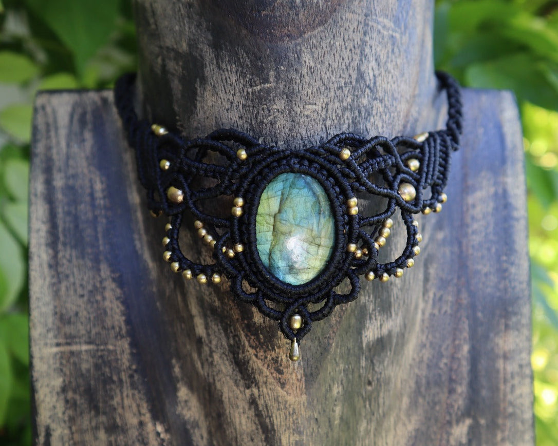 The Forest Queen   schwarzes Collier mit Labradorit