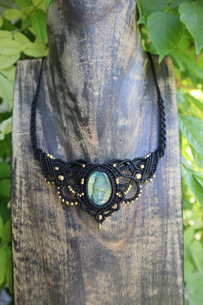 The Forest Queen   schwarzes Collier mit Labradorit