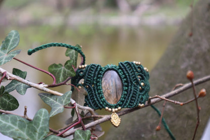 Grünes mit Macramee Armband eingefasstem Labradorit