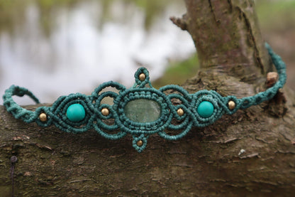 Türkisgrüne Tiara mit Erdbeerquarz und Türkisperlen