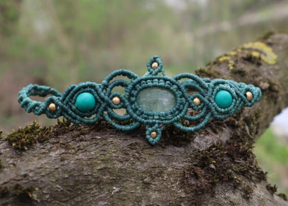 Türkisgrüne Tiara mit Erdbeerquarz und Türkisperlen