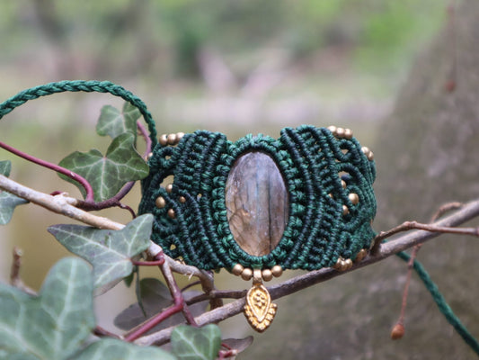 Grünes mit Macramee Armband eingefasstem Labradorit