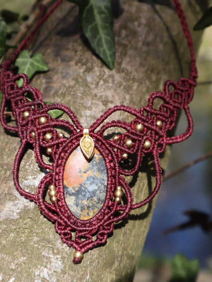 Bordeauxfarbenes Makramee Collier mit Rhodonit