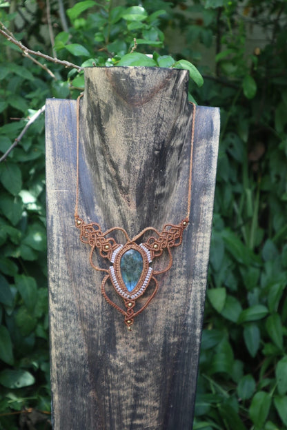 Beiges Makramee Collier mit Labradorit