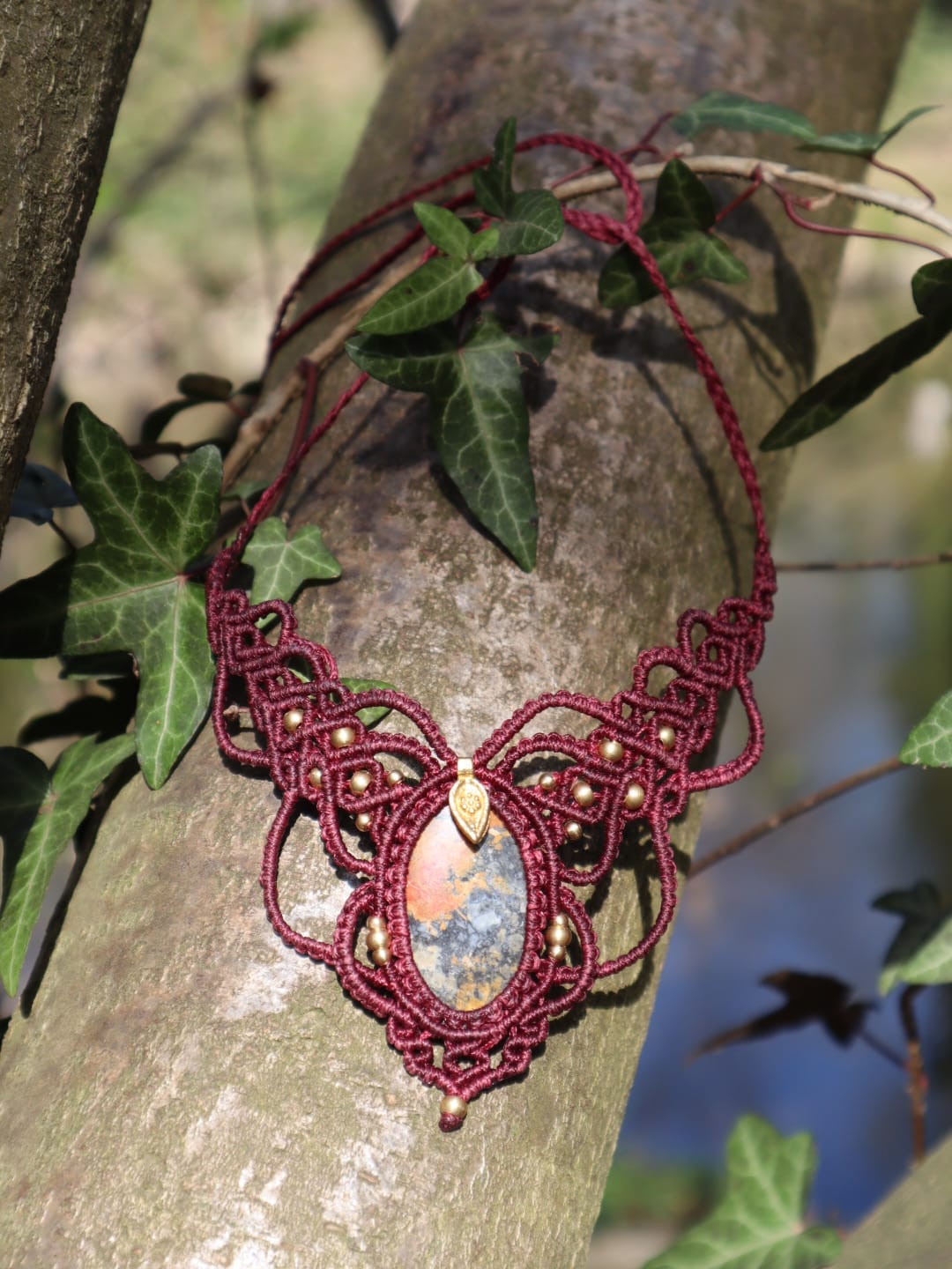 Bordeauxfarbenes Makramee Collier mit Rhodonit