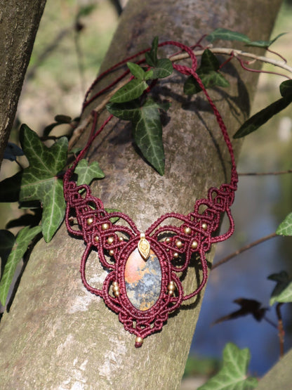 Bordeauxfarbenes Makramee Collier mit Rhodonit