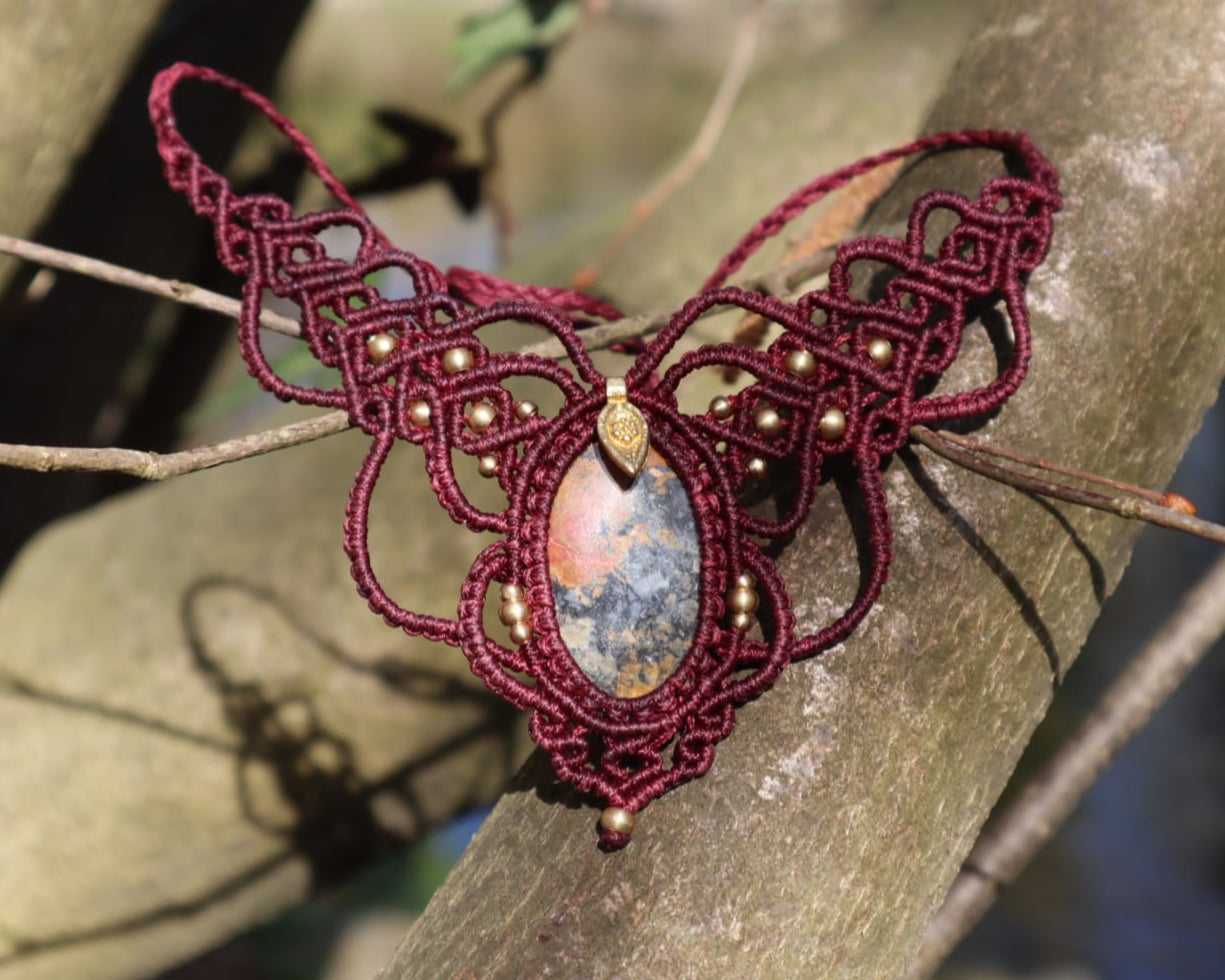 Bordeauxfarbenes Makramee Collier mit Rhodonit