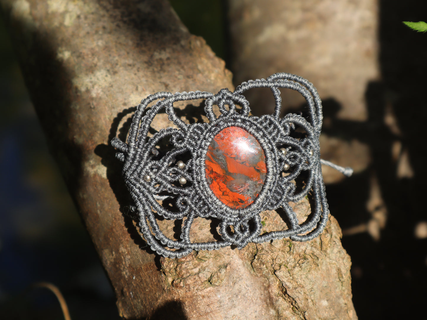Graues mit Macramee Armband eingefasstem Jaspis