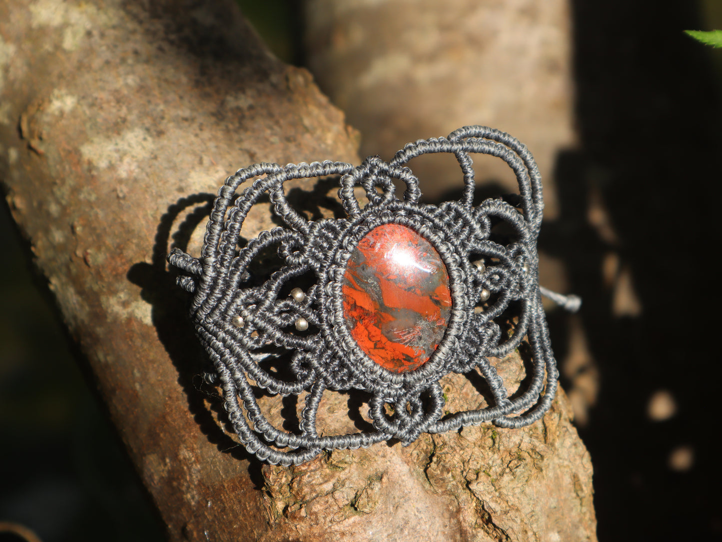 Graues mit Macramee Armband eingefasstem Jaspis