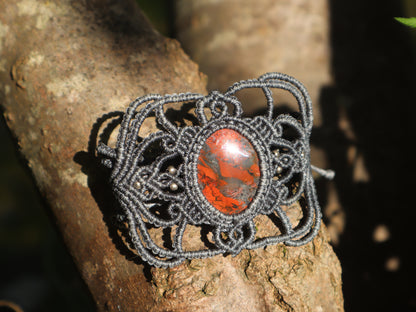Graues mit Macramee Armband eingefasstem Jaspis